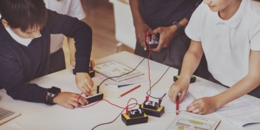 Çocuk Eletronic deney yapıyor