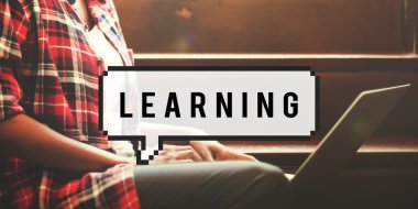 öğrenme ile dizüstü bilgisayar üzerinde çalışan kadın