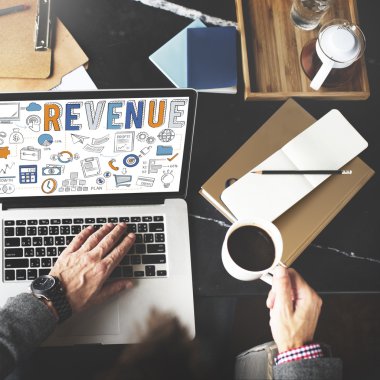  Onun iş yerinde dizüstü bilgisayar kullanan adam