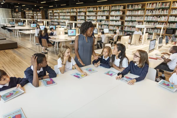 Kinderen die studeren in de bibliotheek — Stockfoto