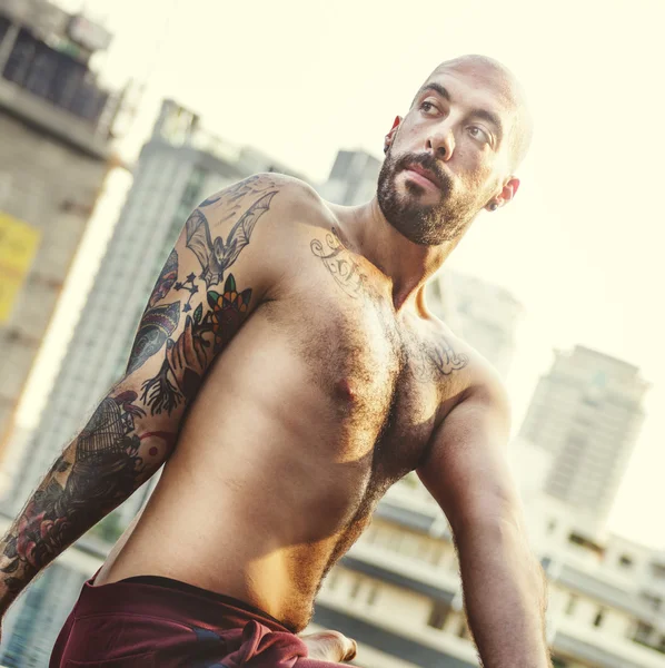 Hombre practicando Pose Yoga — Foto de Stock