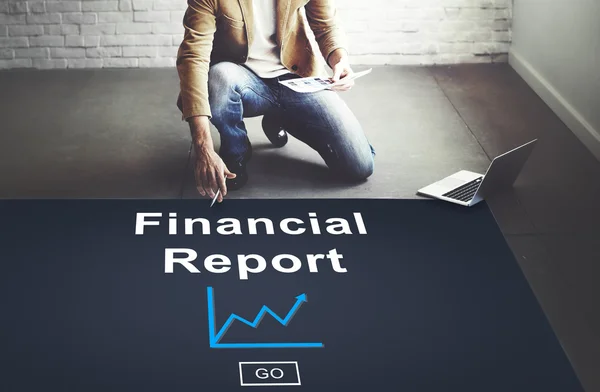 Hombre de negocios que trabaja con Financial Report — Foto de Stock