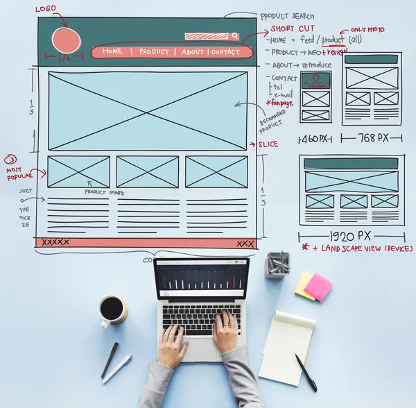 Laptop tasarım web sayfası ile masada
