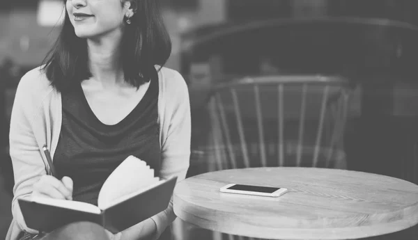 Frau liest und studiert — Stockfoto