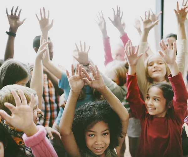 Dzieci z podniesionymi rękami — Zdjęcie stockowe