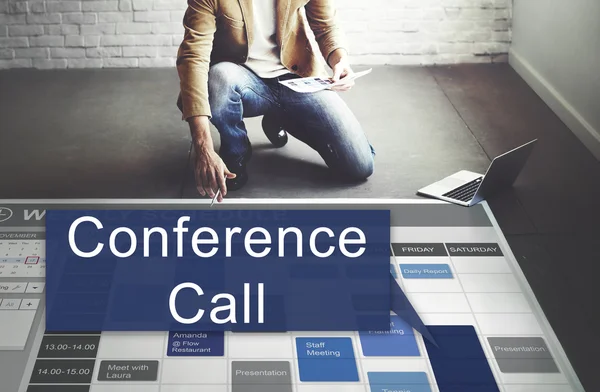 Hombre de negocios que trabaja con Conference Call — Foto de Stock