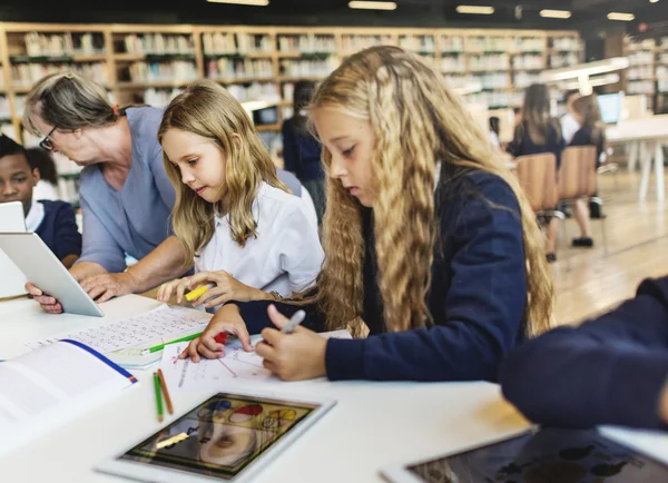 Dzieci studiujących w bibliotece — Zdjęcie stockowe