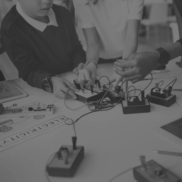 Дети, проводящие электронические эксперименты — стоковое фото