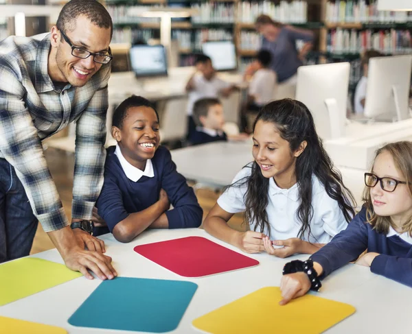 Teacher having lesson with pupils — Stock fotografie