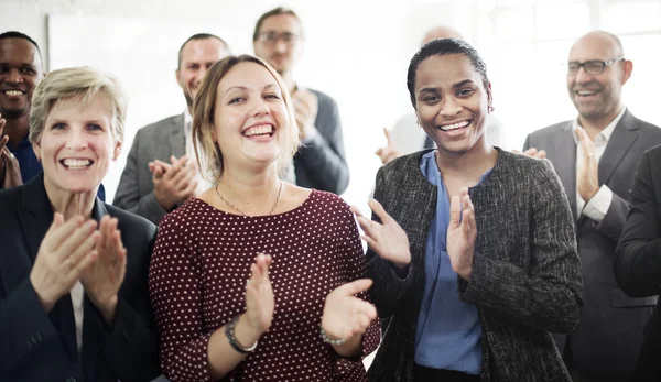 Equipe de negócios multiétnica feliz — Fotografia de Stock