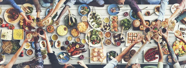 大きなテーブルの食べる友達 — ストック写真