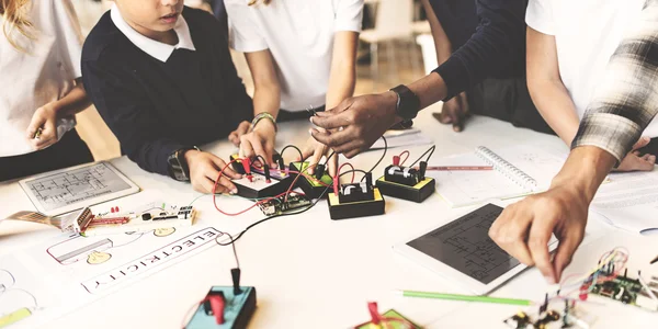 Kinderen maken van elektronische Experimen — Stockfoto