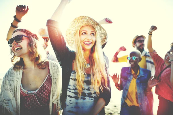 Amigos pasando tiempo juntos en la playa — Foto de Stock