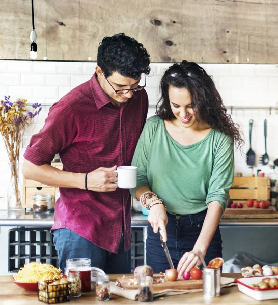 Young Couple prepare and eat food — Stock Photo, Image