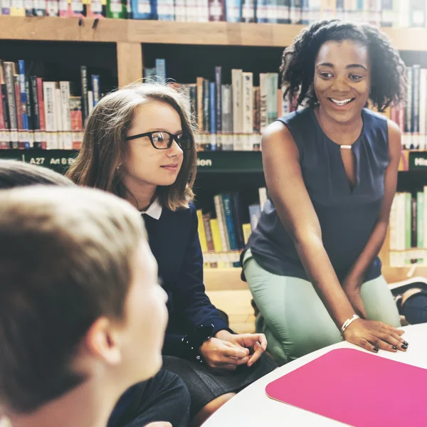 Bambini che studiano in biblioteca — Foto Stock