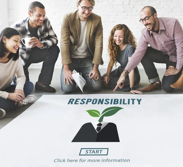 Ontwerpers werken met poster en verantwoordelijkheid — Stockfoto