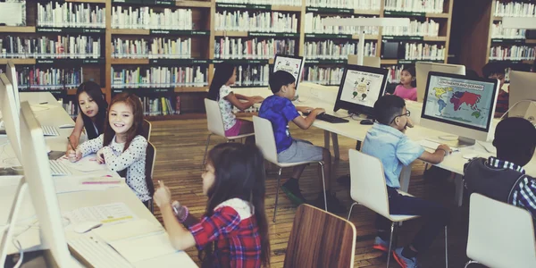 Sala de aula de informática na escola — Fotografia de Stock