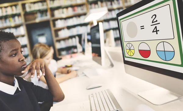 Menino estudando na escola — Fotografia de Stock