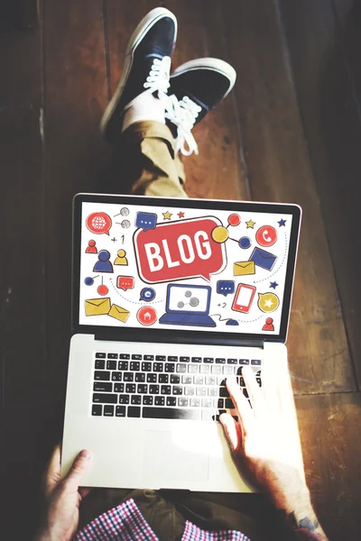 Ordinateur portable avec blog sur moniteur — Photo