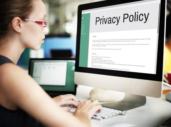 Υπολογιστή με την πολιτική προστασίας προσωπικών δεδομένων στην οθόνη — Φωτογραφία Αρχείου
