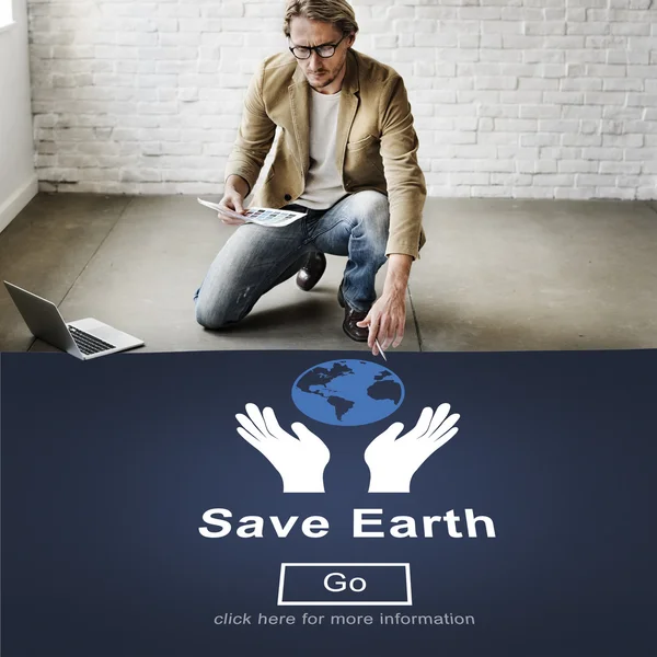 Hombre de negocios que trabaja con Save Earth — Foto de Stock