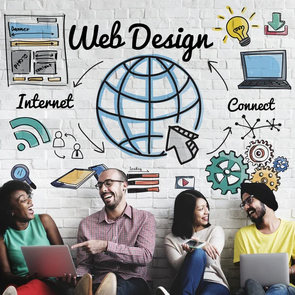 Vrienden van de diversiteit in de buurt van muur met webdesign — Stockfoto