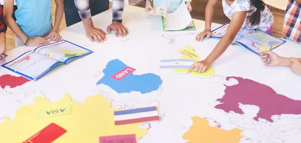 Kinderen hebben aardrijkskundeles — Stockfoto