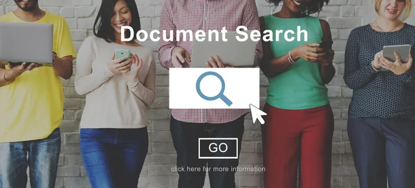 Persone si trova vicino al muro e Document Search — Foto Stock