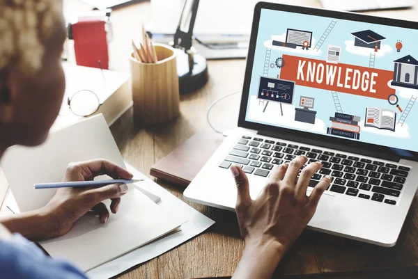 Laptop knowledge ile çalışan kadın — Stok fotoğraf