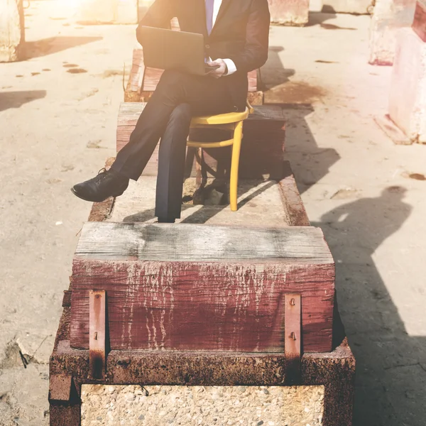 Geschäftsmann sitzt im Freien — Stockfoto