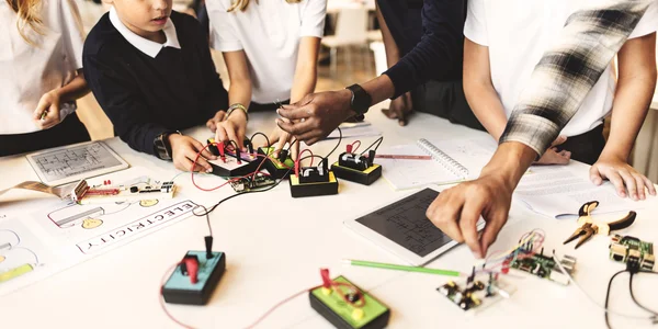 Kinderen maken van elektronische Experimen — Stockfoto