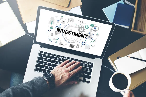  Onun iş yerinde dizüstü bilgisayar kullanan adam