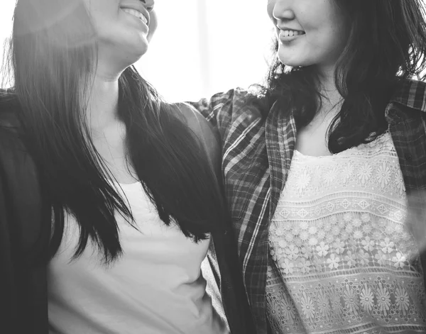 Entzückende Schwestern Freunde — Stockfoto