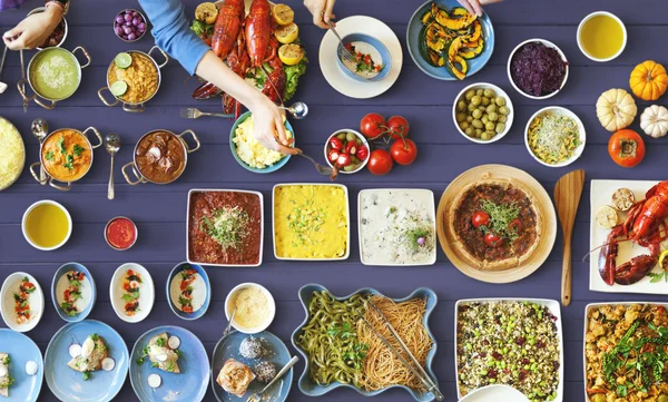 Amigos comiendo para la mesa grande —  Fotos de Stock