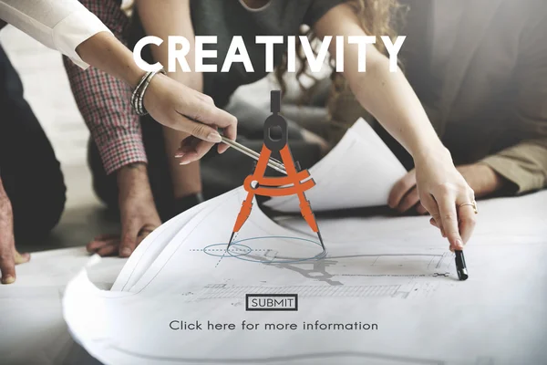 Designers trabalhando com cartaz e criatividade — Fotografia de Stock