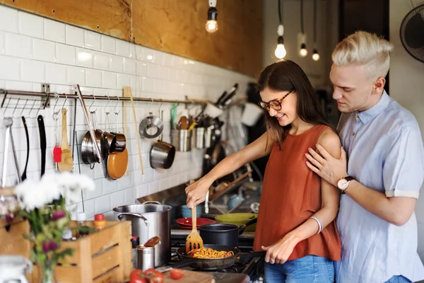 Coppia cucina cibo — Foto Stock