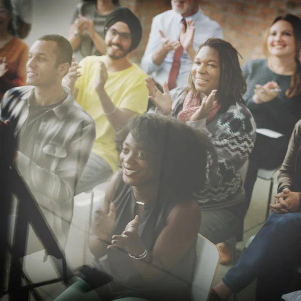 Vielfältigkeit Menschen applaudieren — Stockfoto