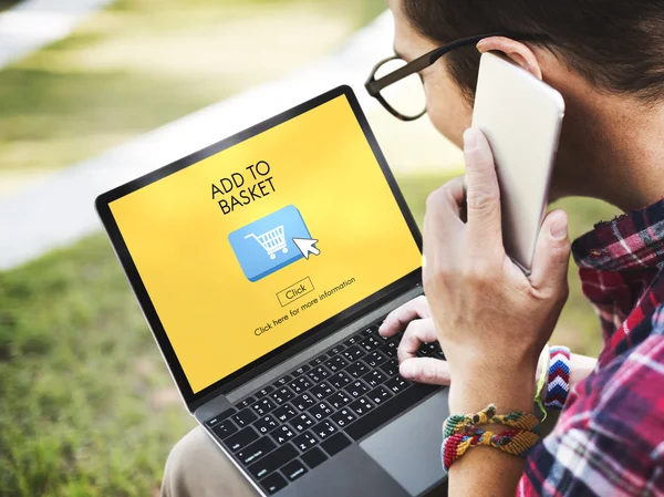 Laptop met Voeg toe aan mandje op scherm — Stockfoto