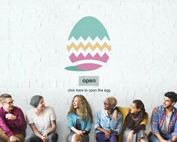 Diversidad de personas y huevo de Pascua — Foto de Stock