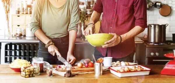 Pareja cocina comida — Foto de Stock