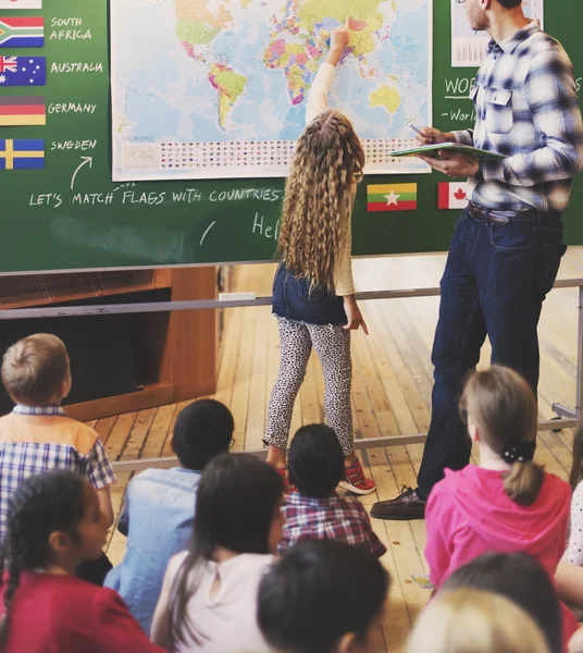 Schüler haben Unterricht in der Schule — Stockfoto