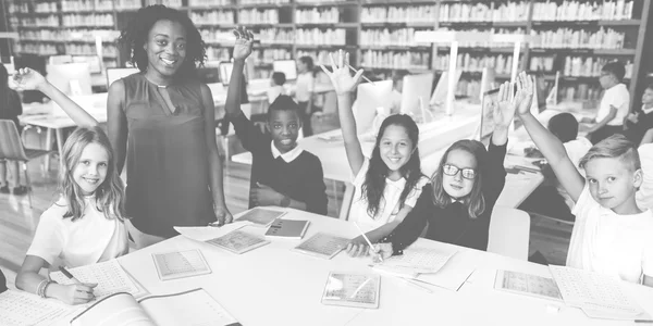 Enfants étudiant à la bibliothèque — Photo