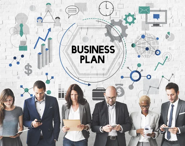 Uomini d'affari in riunione e business plan — Foto Stock