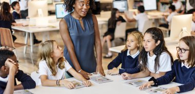 Grup Kitaplığı'nda okuyan çocuk