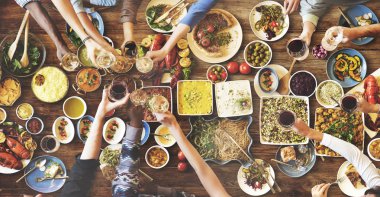 arkadaşlar büyük tablo için yemek