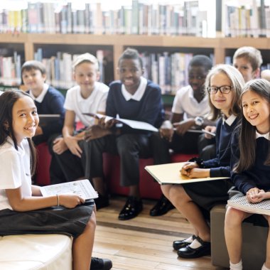 kitaplar kütüphane sınıf ile okul