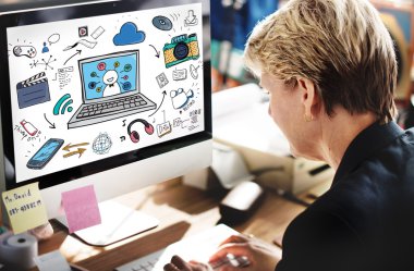 İş kadını ofiste çalışıyor.