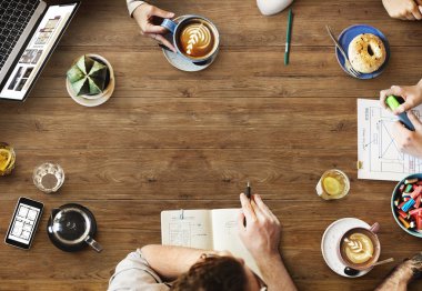 ahşap masa üzerinde Üstten Görünüm