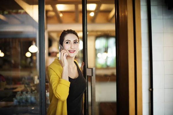 Mujer con teléfono móvil — Foto de Stock