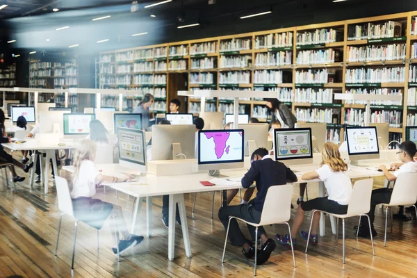 Bambini che studiano in biblioteca — Foto Stock